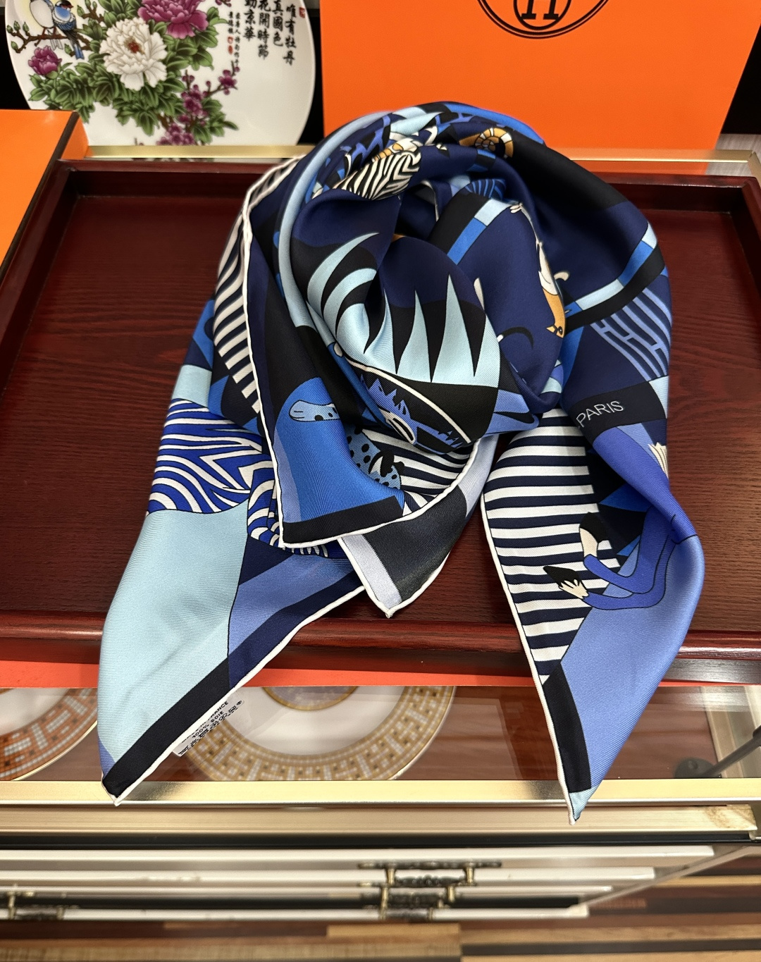 。 2011高品质Hermes 王者之虎👍的旋转木马90CM 丝巾[玫瑰]在复古风格的马戏帐篷下[嘴唇]