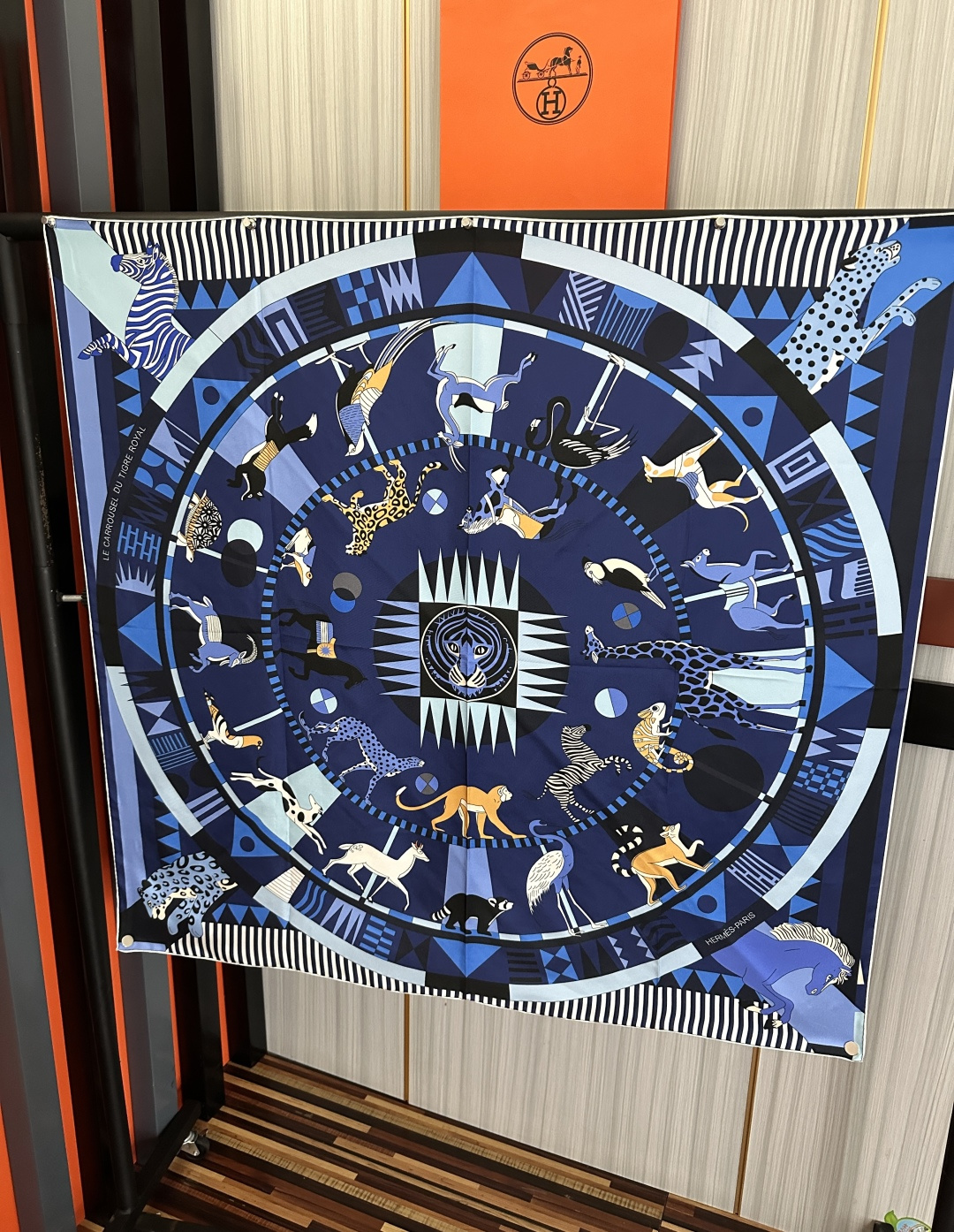 。 2011高品质Hermes 王者之虎👍的旋转木马90CM 丝巾[玫瑰]在复古风格的马戏帐篷下[嘴唇]