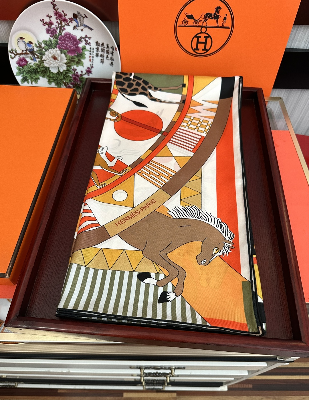 。 2011高品质Hermes 王者之虎👍的旋转木马90CM 丝巾[玫瑰]在复古风格的马戏帐篷下[嘴唇]