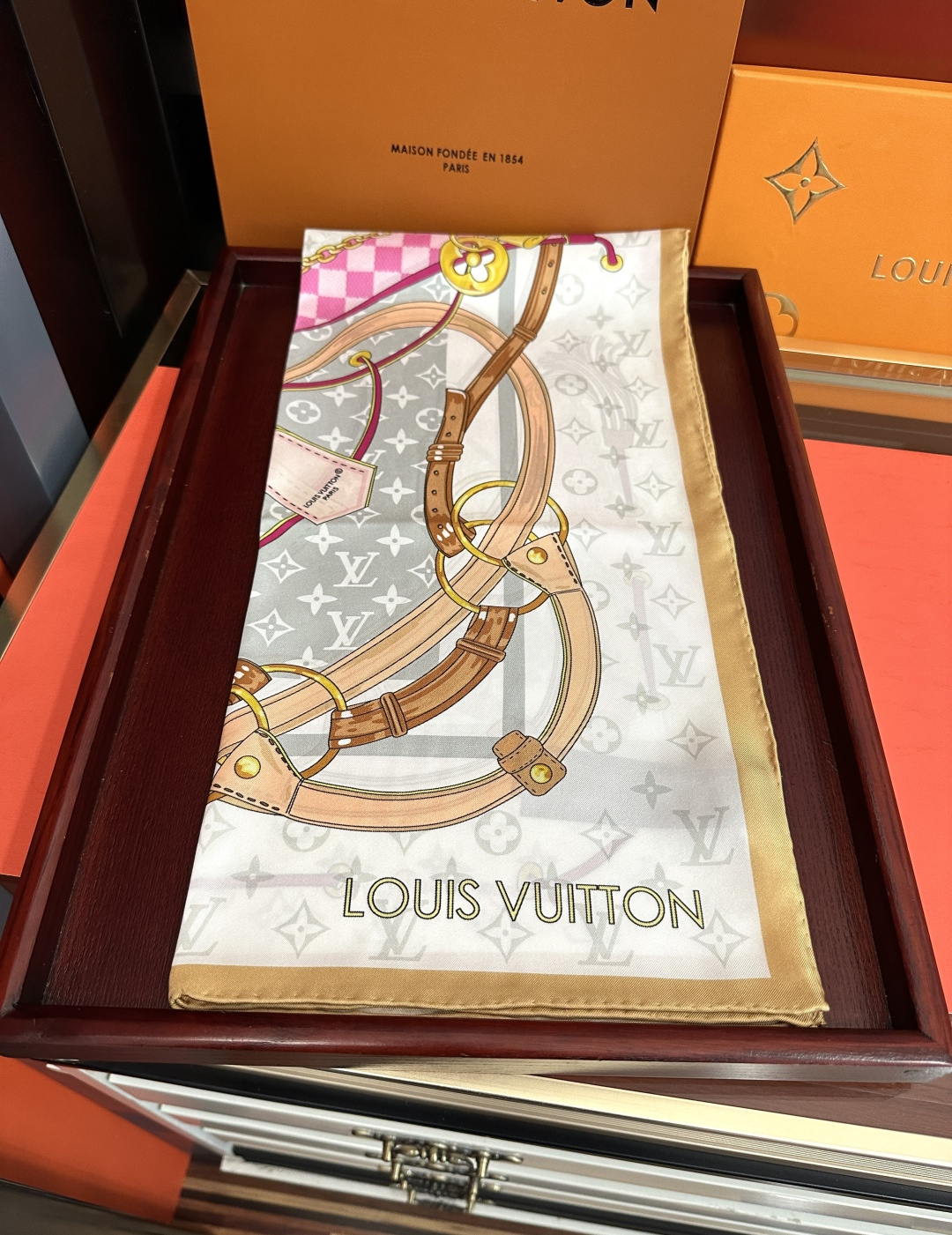 。 2011高版本LV 官网同步👍太美了[庆祝]Flower And StraPs 真丝方巾以瞩目笔触彰