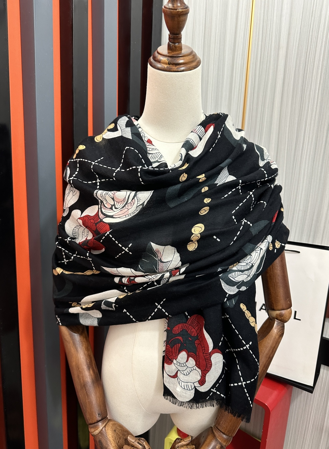 。上新 小香2026最新款、太美到心动😘【花朵🌼双c羊绒长巾】实物真心美 🎀披肩配以印花💓无论设计喷绘都