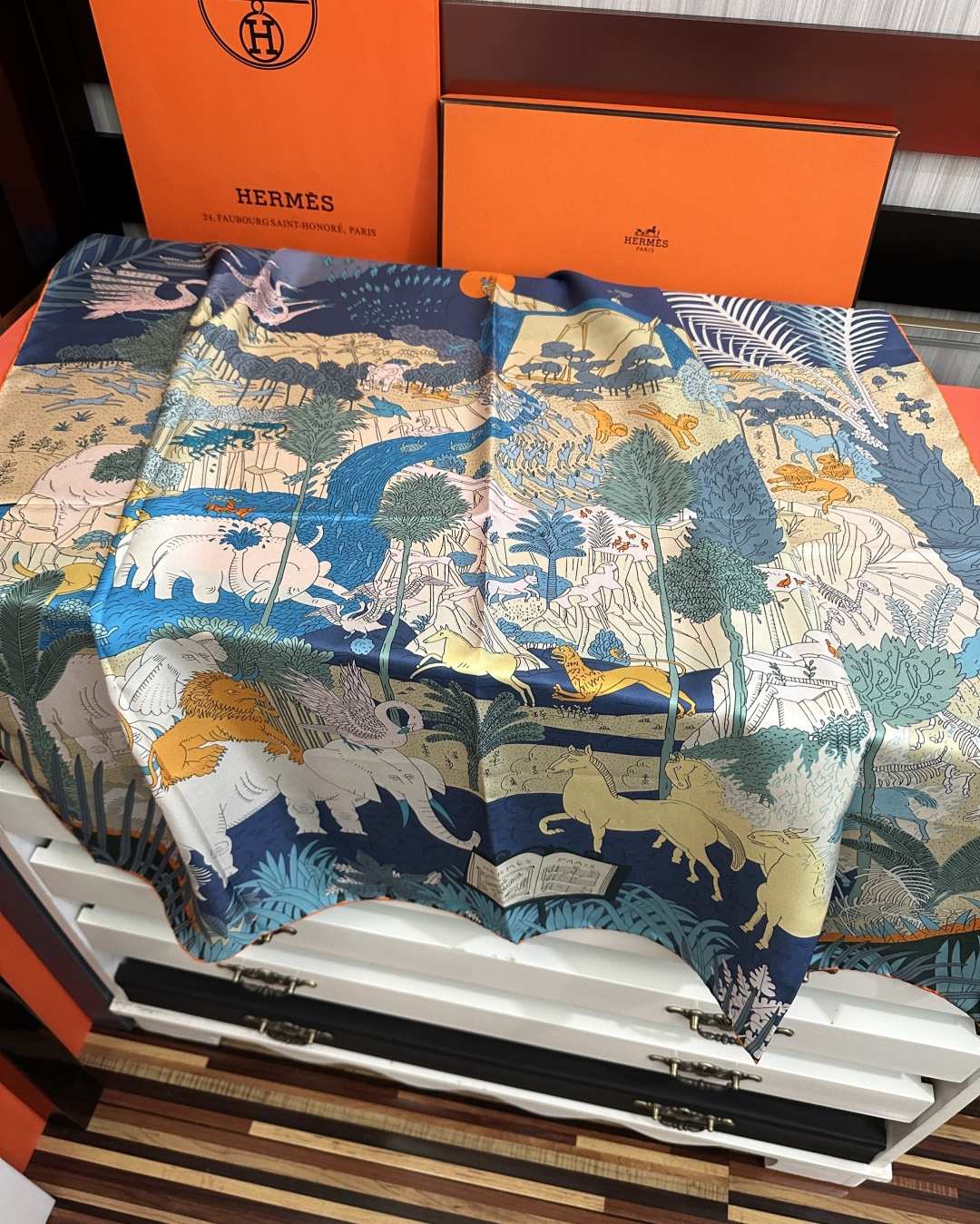 上新2026 。HERMES 重磅[庆祝]【大自然动物森林】方巾[嘴唇]精简时髦，品质感很显好[得意]好