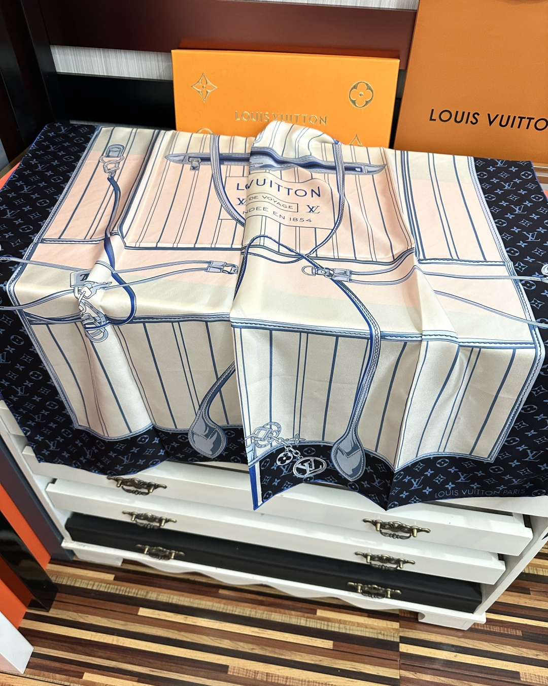高版本LV🌟专柜同步最新款，买了都说好👍下手一定要快【高端 大爱❤️女人尤物 】货极少 四季都可以用‼️