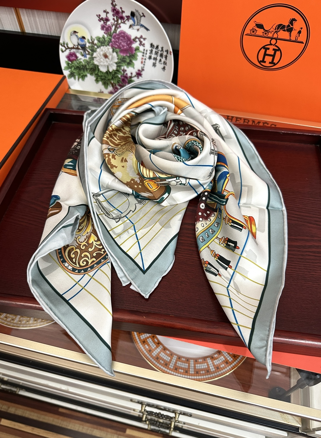 2011HERMES 【鞍上世界】[太阳]精致卷边[嘴唇]太美了品质感很显好[得意]好搭到上瘾的丝巾[色