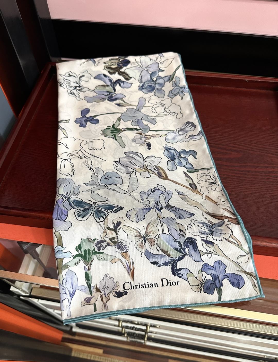 新款 2026高版本Dior最新款【花卉系列】 这款方巾饰以 Christian 印花[嘴唇]点缀以充满