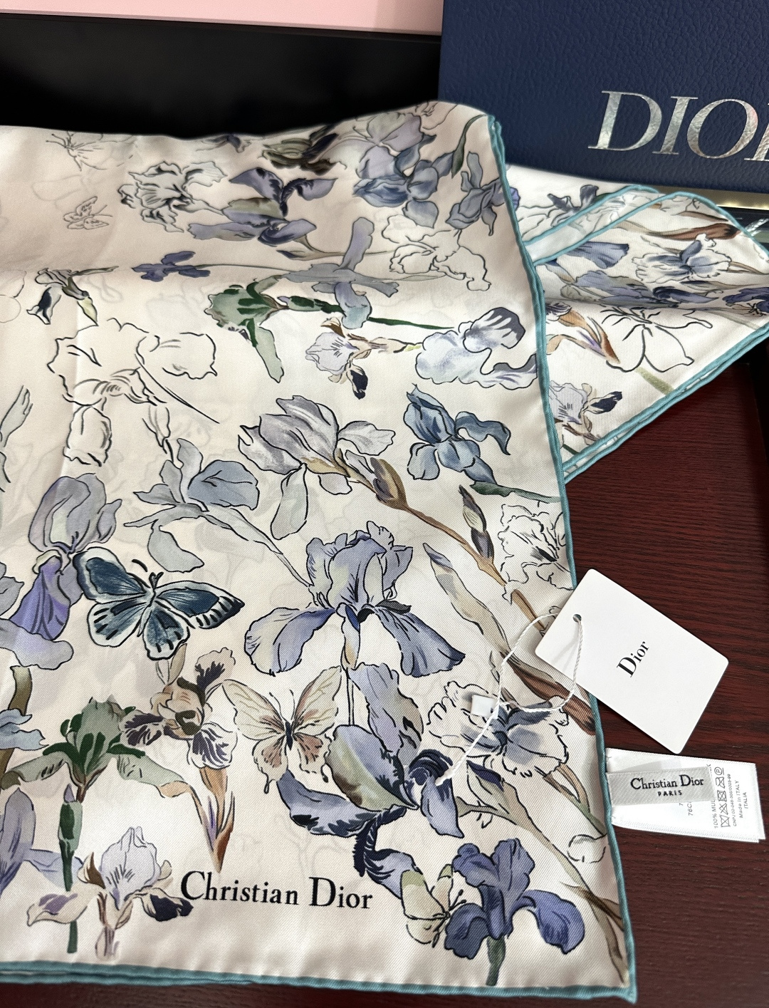新款 2026高版本Dior最新款【花卉系列】 这款方巾饰以 Christian 印花[嘴唇]点缀以充满