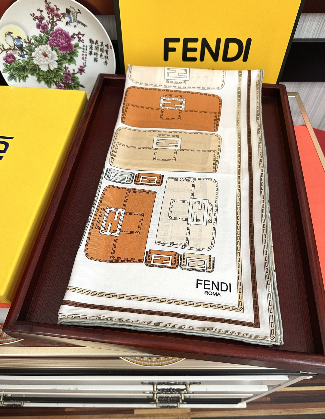 高版本FENDI[庆祝]2026本年度最好看的丝巾没有之一了👍满身印有不同尺寸的米色和棕色标志性F Ba