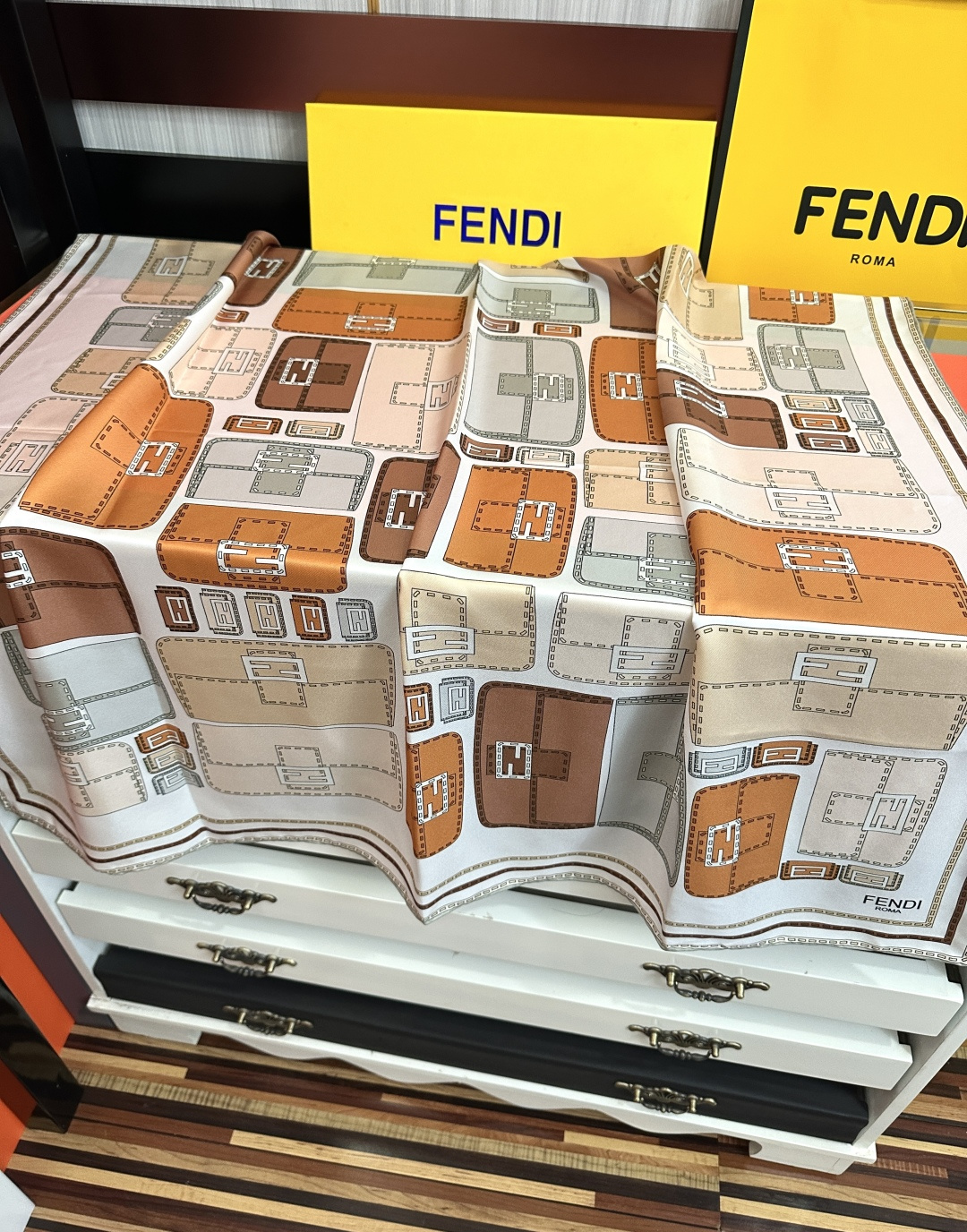 高版本FENDI[庆祝]2026本年度最好看的丝巾没有之一了👍满身印有不同尺寸的米色和棕色标志性F Ba