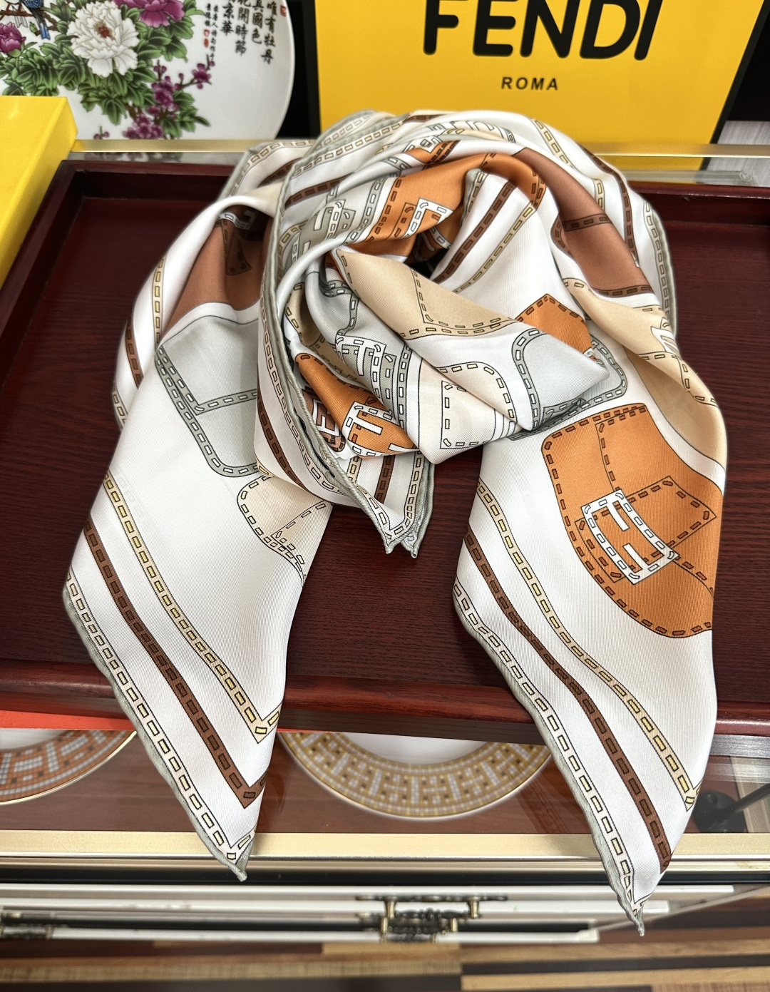 高版本FENDI[庆祝]2026本年度最好看的丝巾没有之一了👍满身印有不同尺寸的米色和棕色标志性F Ba