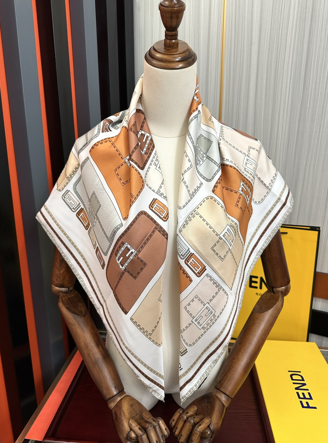高版本FENDI[庆祝]2026本年度最好看的丝巾没有之一了👍满身印有不同尺寸的米色和棕色标志性F Ba