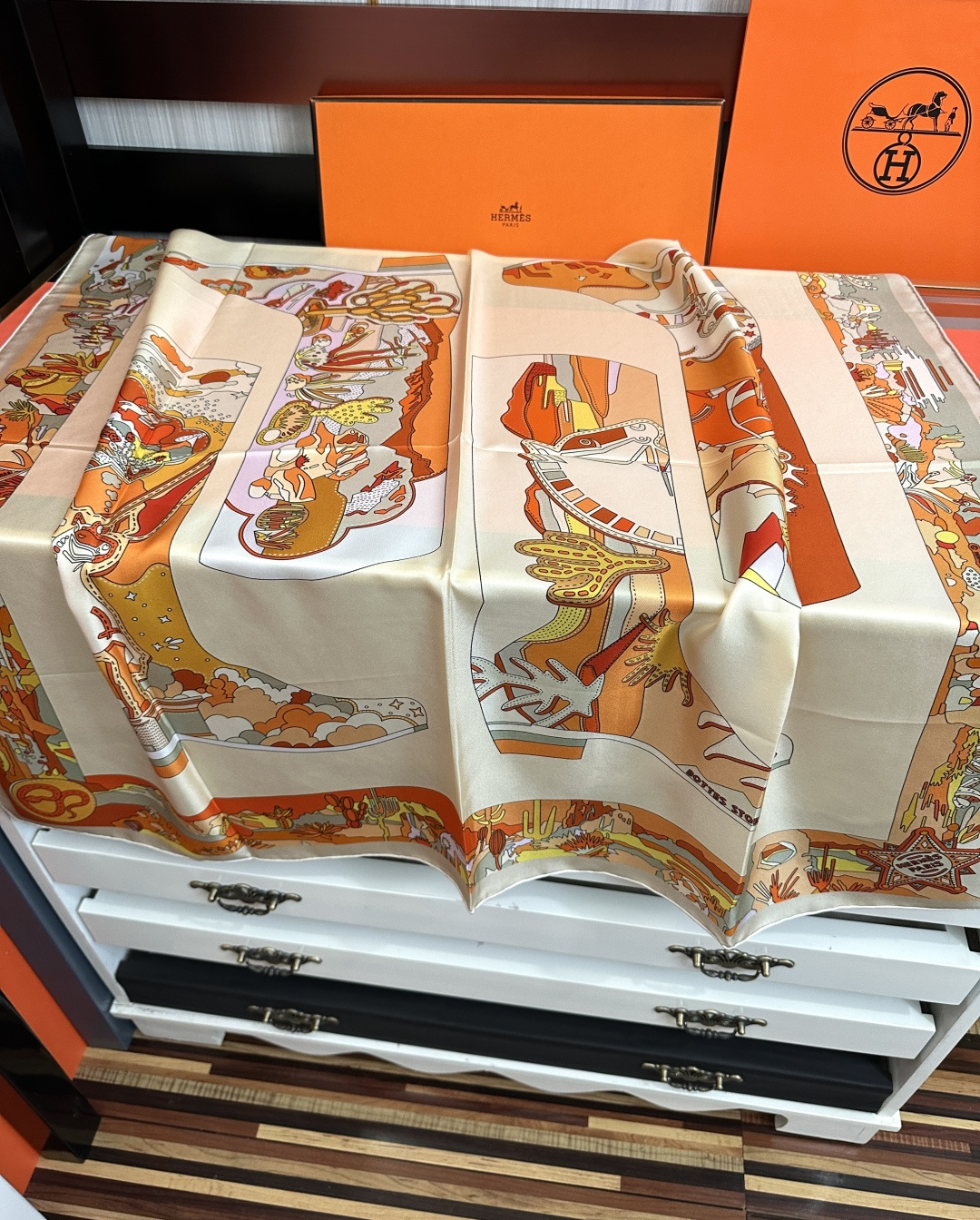 高版本2026 。HERMES 重磅[庆祝]女士小姐姐们必备款方巾[嘴唇]精简时髦，太美了[發]品质感很