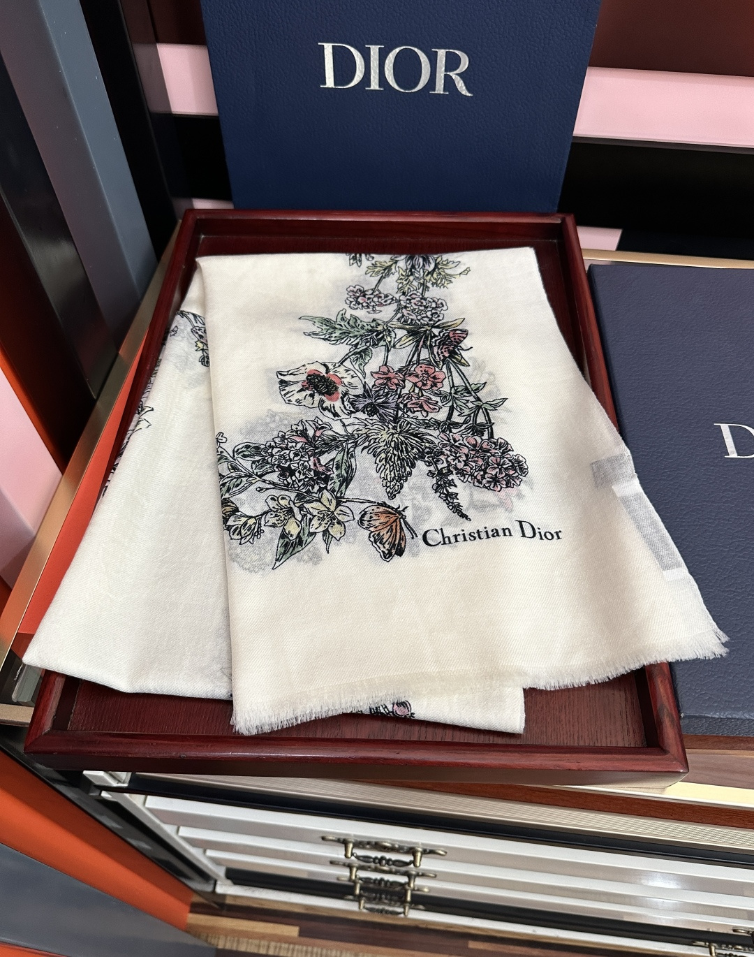 新款 2026迪奥 最新款 【花卉系列】重磅推荐必备款 顶级设计太美了，真心赞👍😘💍实物真心美 🎀披肩配