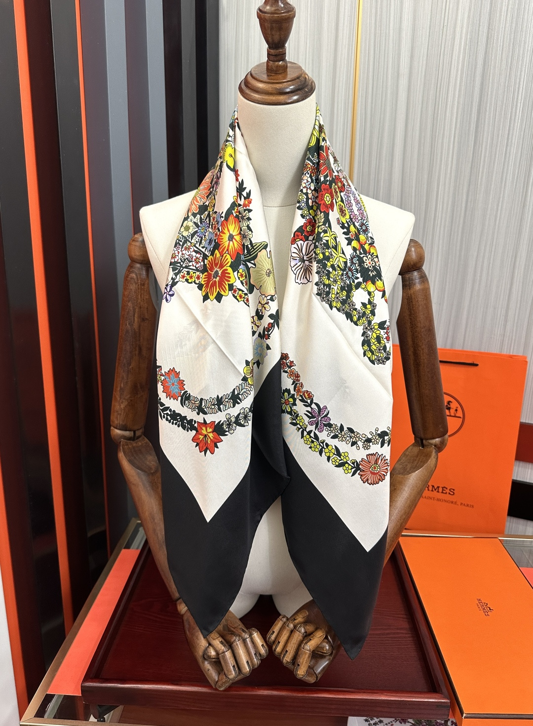 高版本 爱马仕 2026经典单品展现强大而迷人的女性魅力精髓[色]此90方巾推陈出新[太阳]诠释无限的情