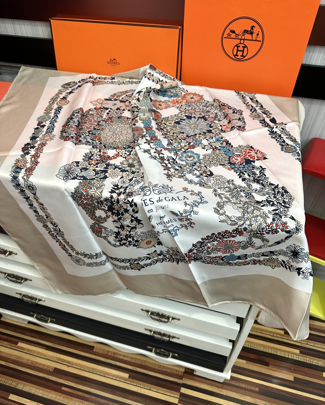 高版本 爱马仕 2026经典单品展现强大而迷人的女性魅力精髓[色]此90方巾推陈出新[太阳]诠释无限的情
