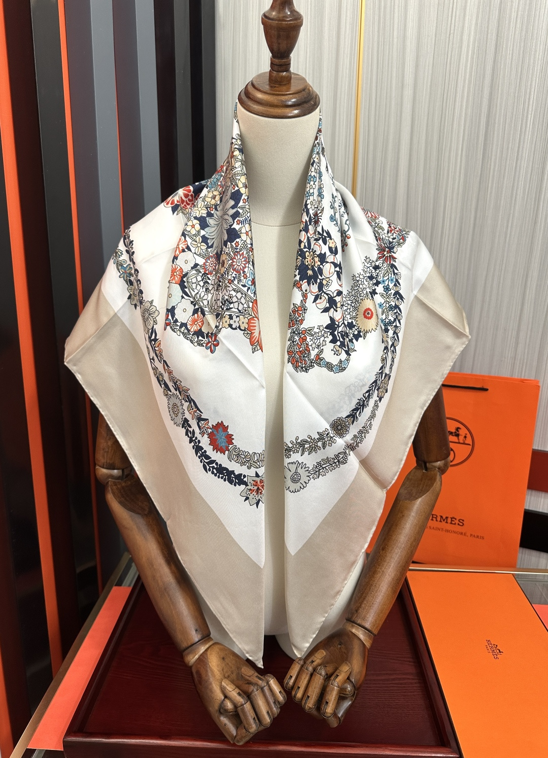 高版本 爱马仕 2026经典单品展现强大而迷人的女性魅力精髓[色]此90方巾推陈出新[太阳]诠释无限的情