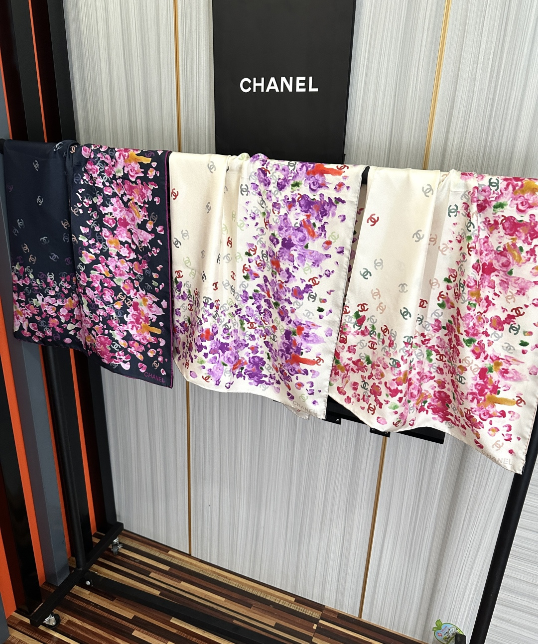香奈儿 2026【CC花卉】官网同步 薰衣草紫💜其繁花设计和晕染手法展现了典雅与浪漫的气质[得意]彩色字