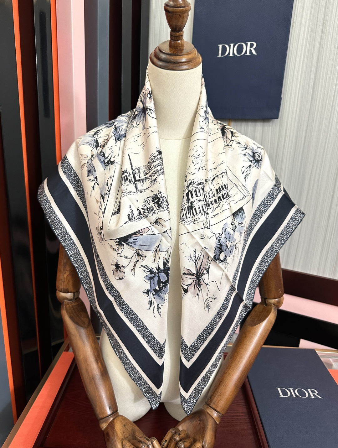 新款 Dior 26最新款官网同步[庆祝]以优雅而诗意的设计全新演绎主题[玫瑰]采用白色和淡粉色桑蚕丝斜
