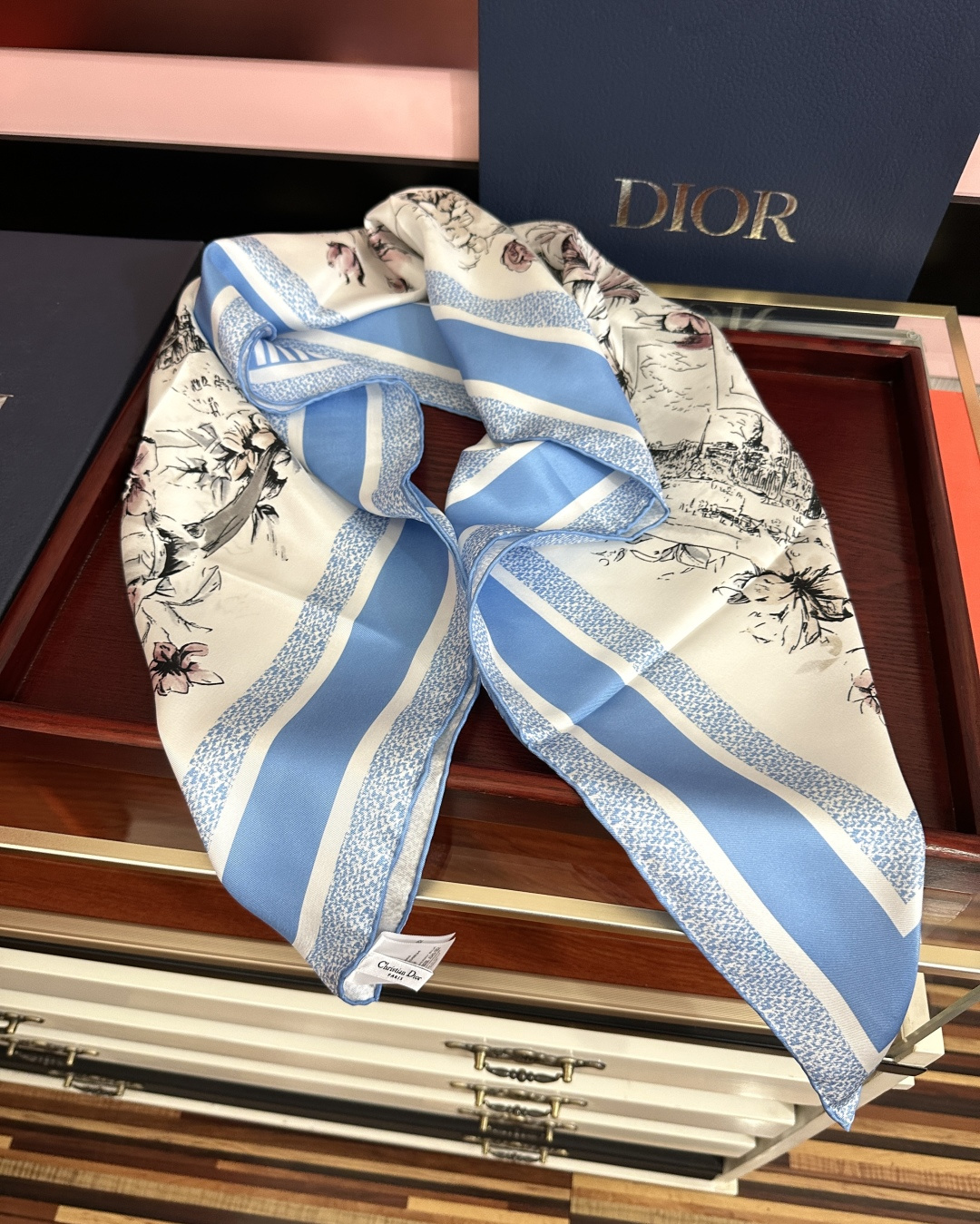 新款 Dior 26最新款官网同步[庆祝]以优雅而诗意的设计全新演绎主题[玫瑰]采用白色和淡粉色桑蚕丝斜