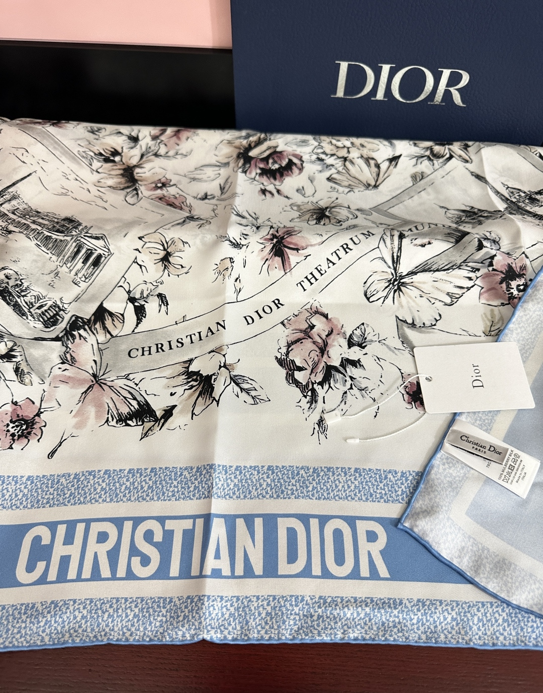 新款 Dior 26最新款官网同步[庆祝]以优雅而诗意的设计全新演绎主题[玫瑰]采用白色和淡粉色桑蚕丝斜