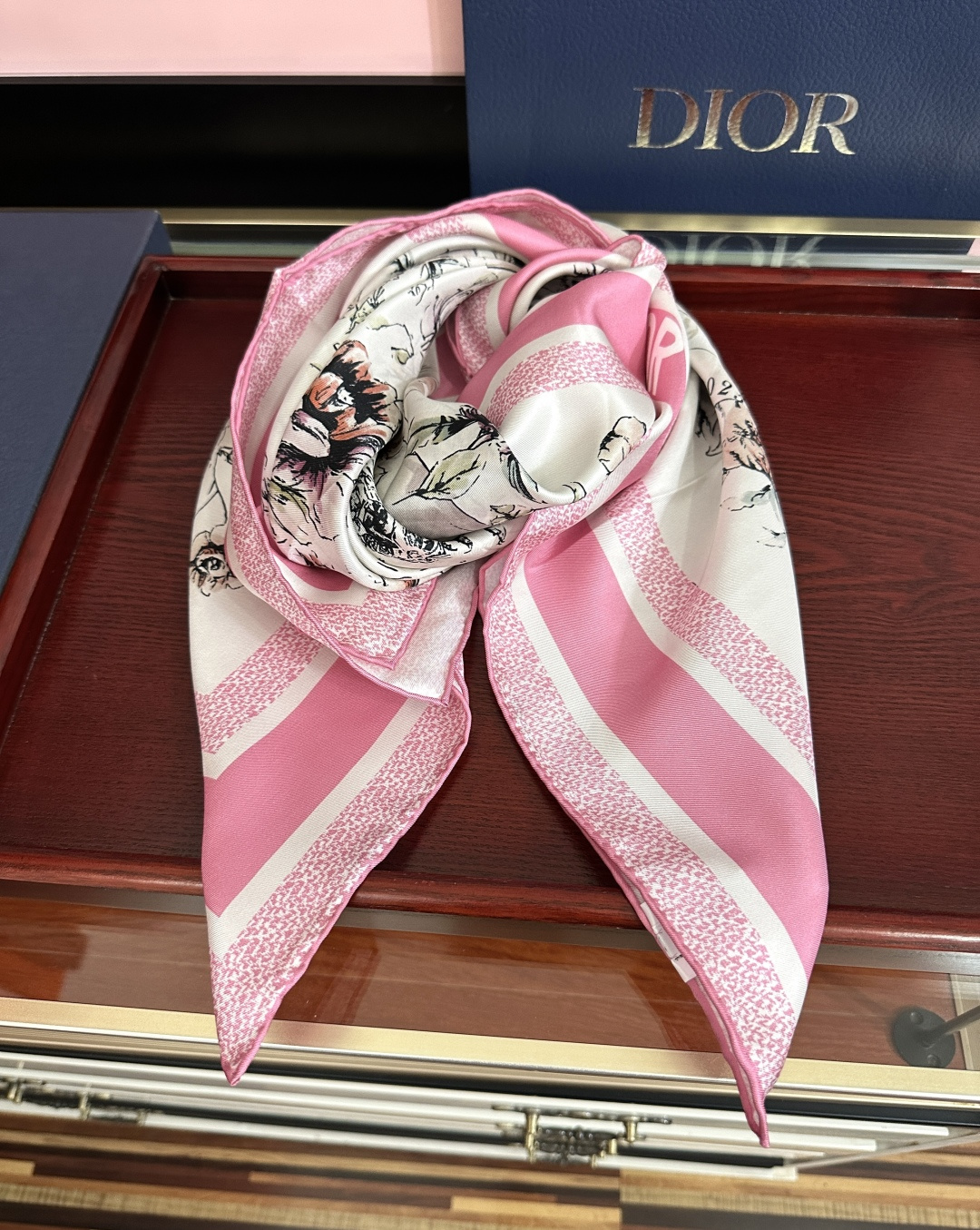 新款 Dior 26最新款官网同步[庆祝]以优雅而诗意的设计全新演绎主题[玫瑰]采用白色和淡粉色桑蚕丝斜