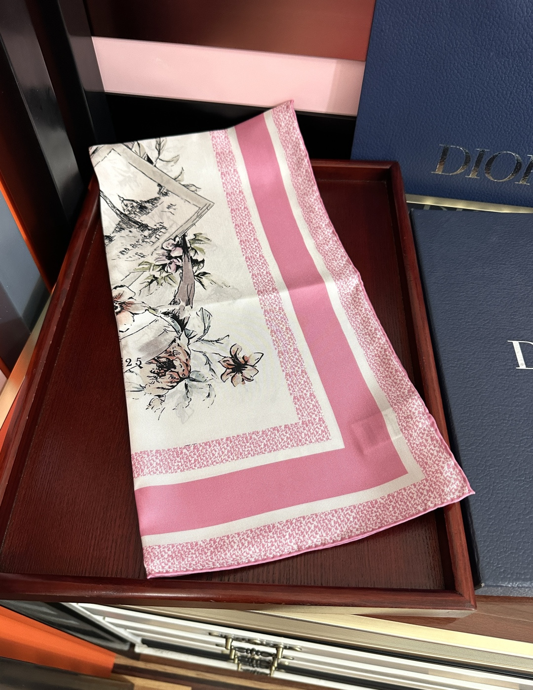 新款 Dior 26最新款官网同步[庆祝]以优雅而诗意的设计全新演绎主题[玫瑰]采用白色和淡粉色桑蚕丝斜