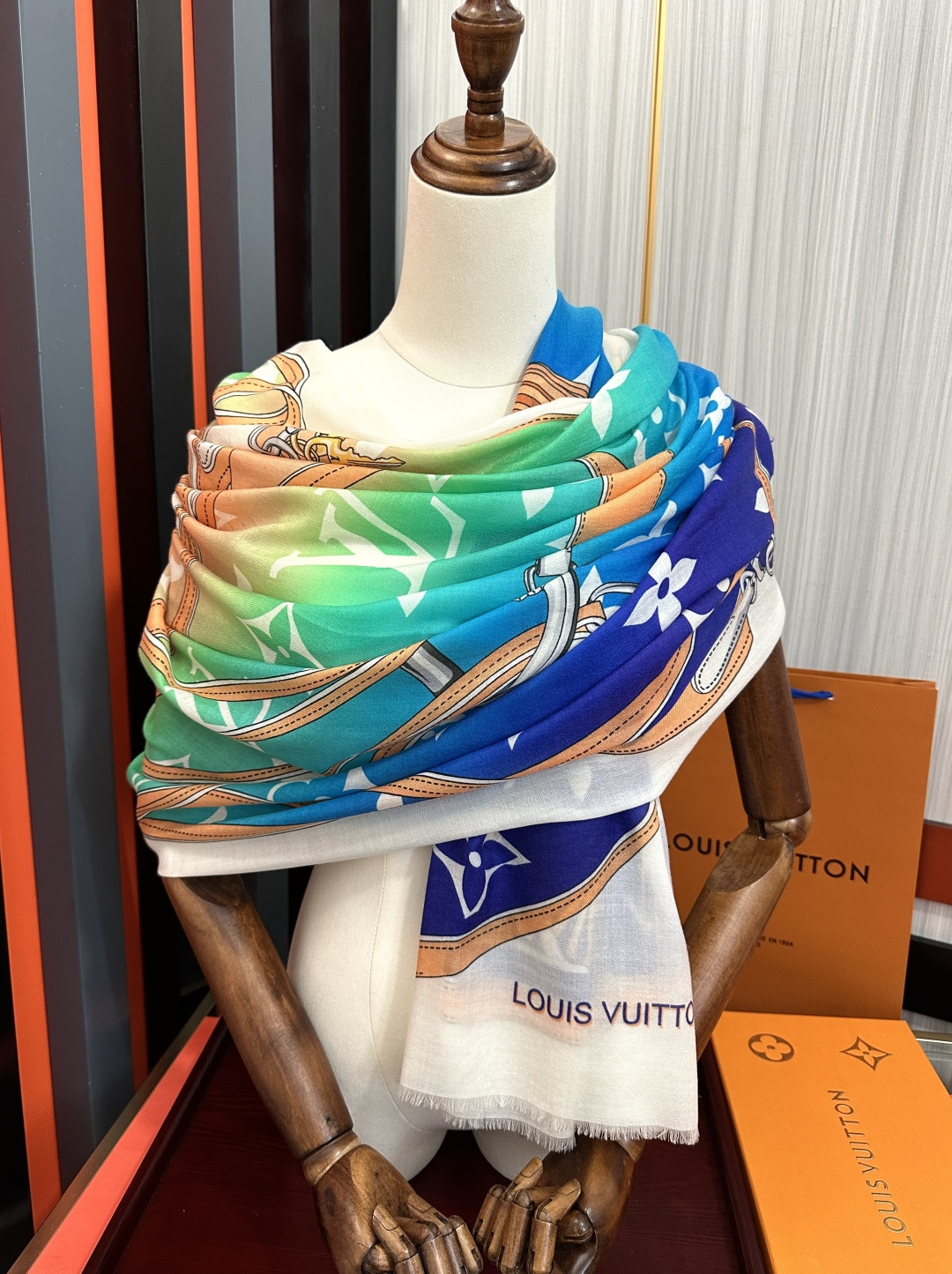 上新L V 2026 最新款‼️顶级设计太美了，真心赞👍【戒指绒长巾】😘💍实物真心美 🎀披肩配以印花💓💃