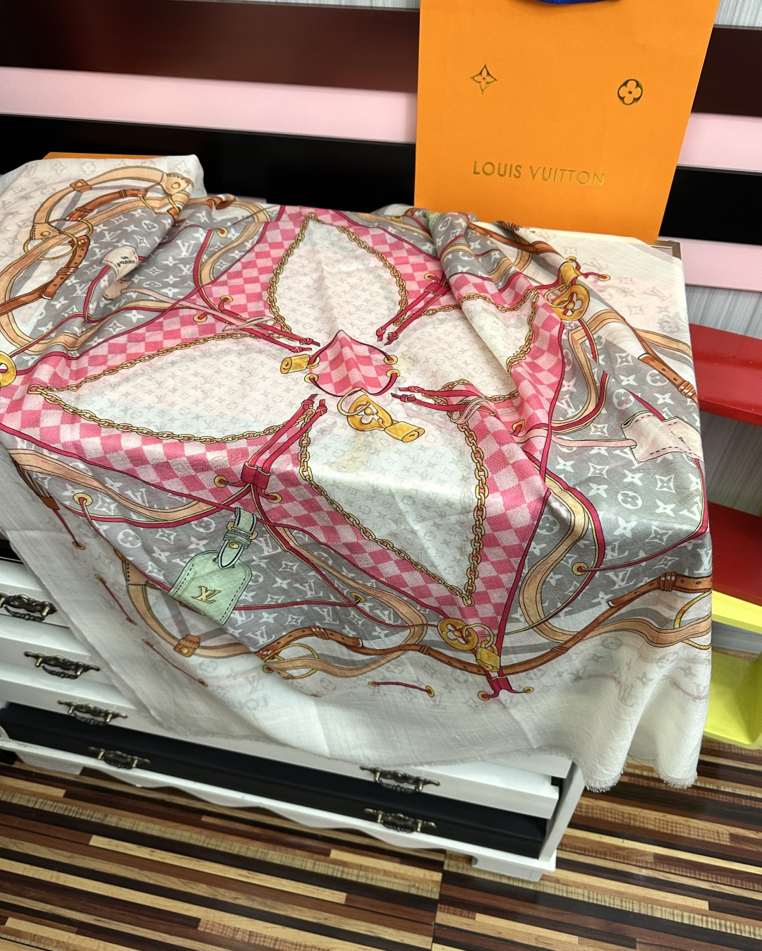 新新 L v家 20256今年最流行的款式[得意]真心赞👍😘💍实物真心美 🎀披肩配以印花💓💃🏻无论设计喷