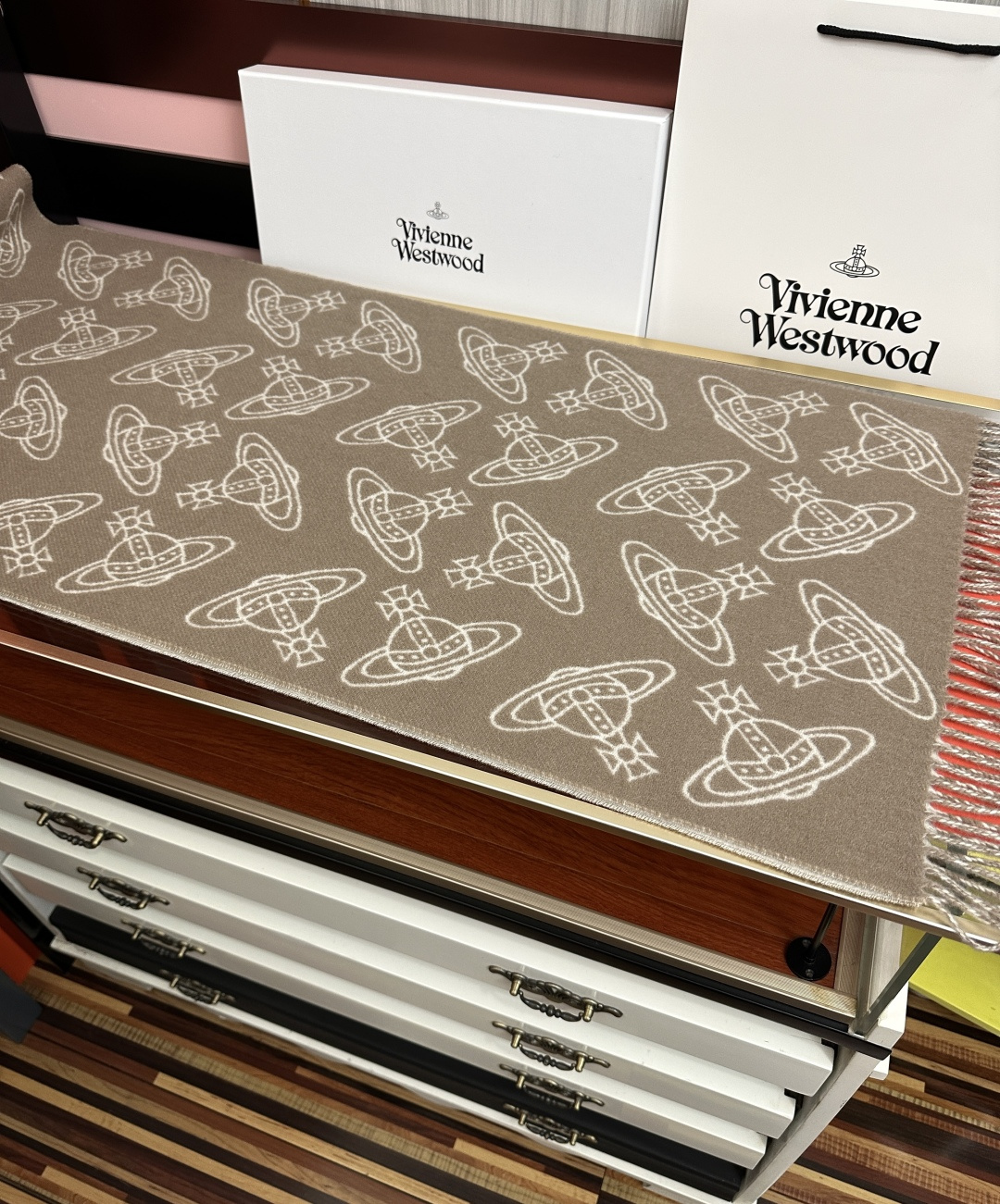 新款“西太后Vivienne Westwood”最爱的土星从精神上[得意]才是最能代表英国人的时尚品牌.