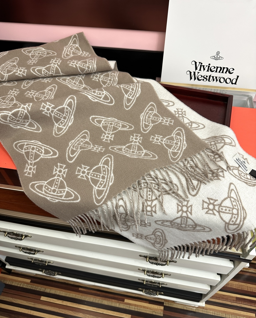新款“西太后Vivienne Westwood”最爱的土星从精神上[得意]才是最能代表英国人的时尚品牌.