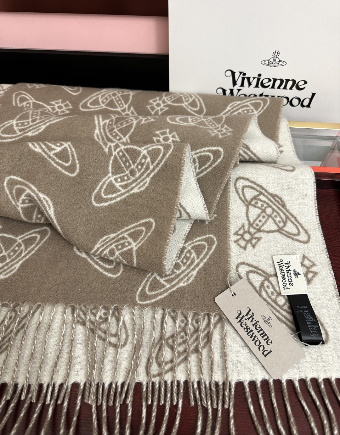 新款“西太后Vivienne Westwood”最爱的土星从精神上[得意]才是最能代表英国人的时尚品牌.