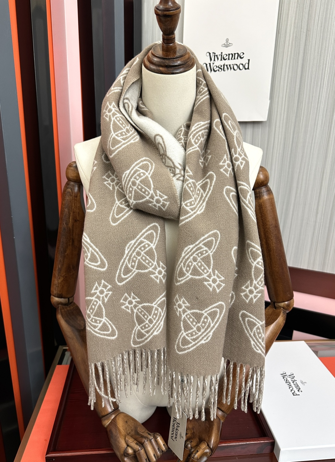 新款“西太后Vivienne Westwood”最爱的土星从精神上[得意]才是最能代表英国人的时尚品牌.
