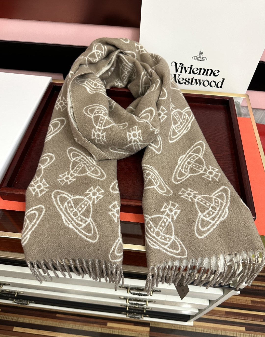 新款“西太后Vivienne Westwood”最爱的土星从精神上[得意]才是最能代表英国人的时尚品牌.