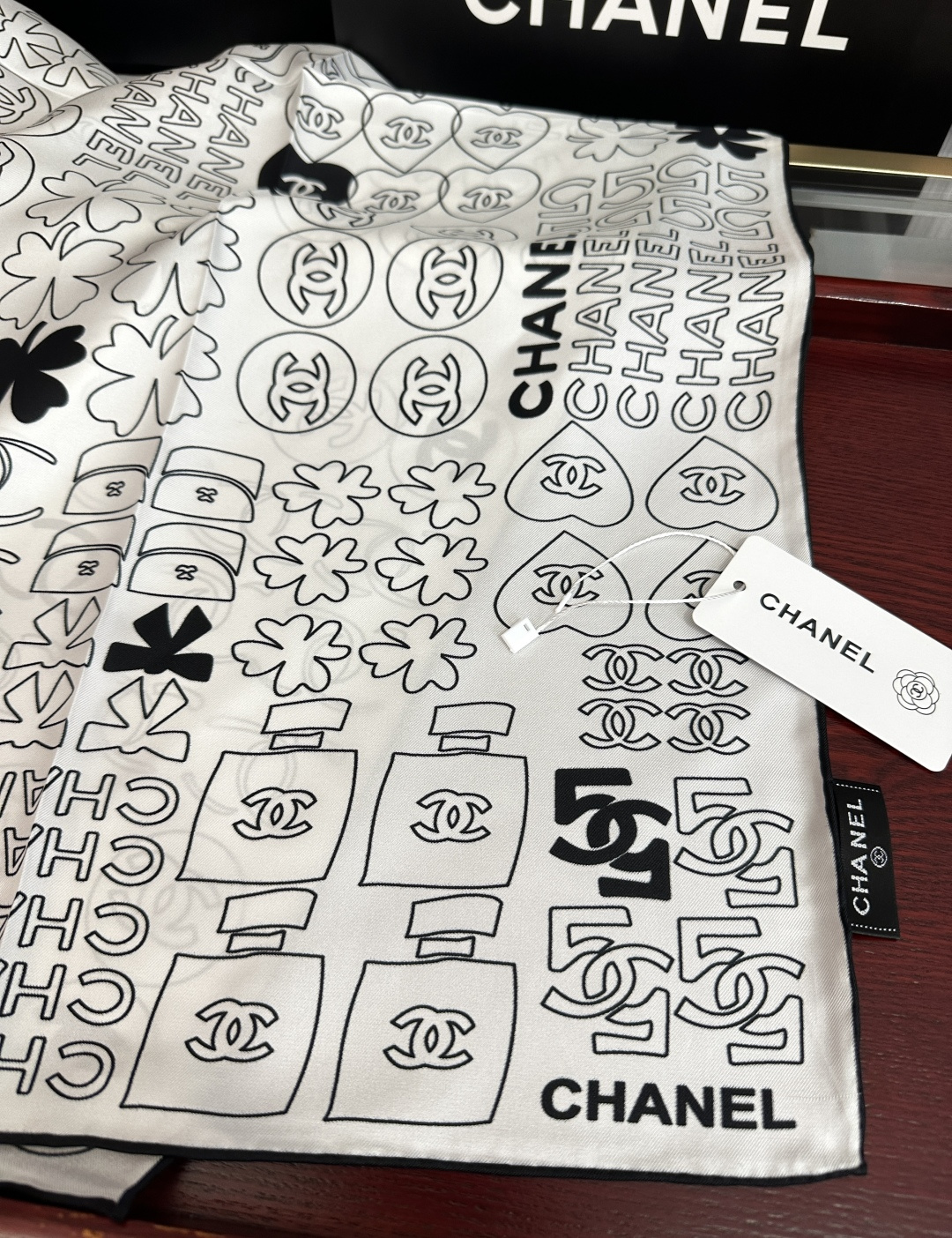 高版本 香奈儿 【5号香水瓶】👍香奶奶永远都是比较经典[發]一条印有5号香水瓶跟四叶草交织图案巧妙搭配[
