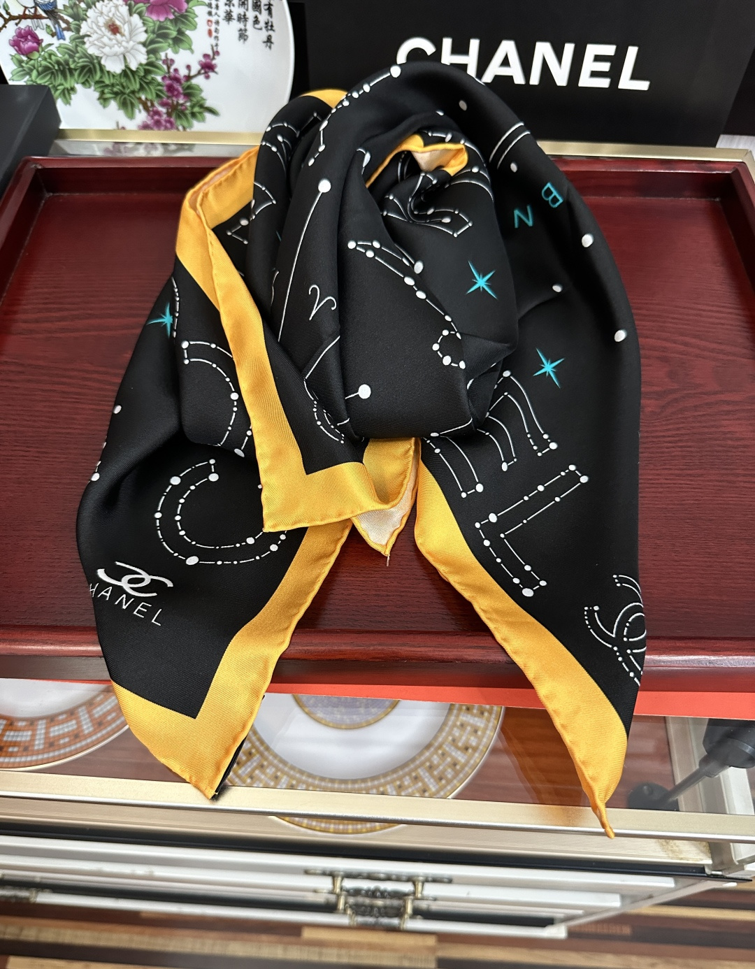 ❤️新款 香奈儿 •2026 《星座方巾》真丝斜纹绸 精致手工卷边质感高级[呲牙]触感柔滑[庆祝]将星座