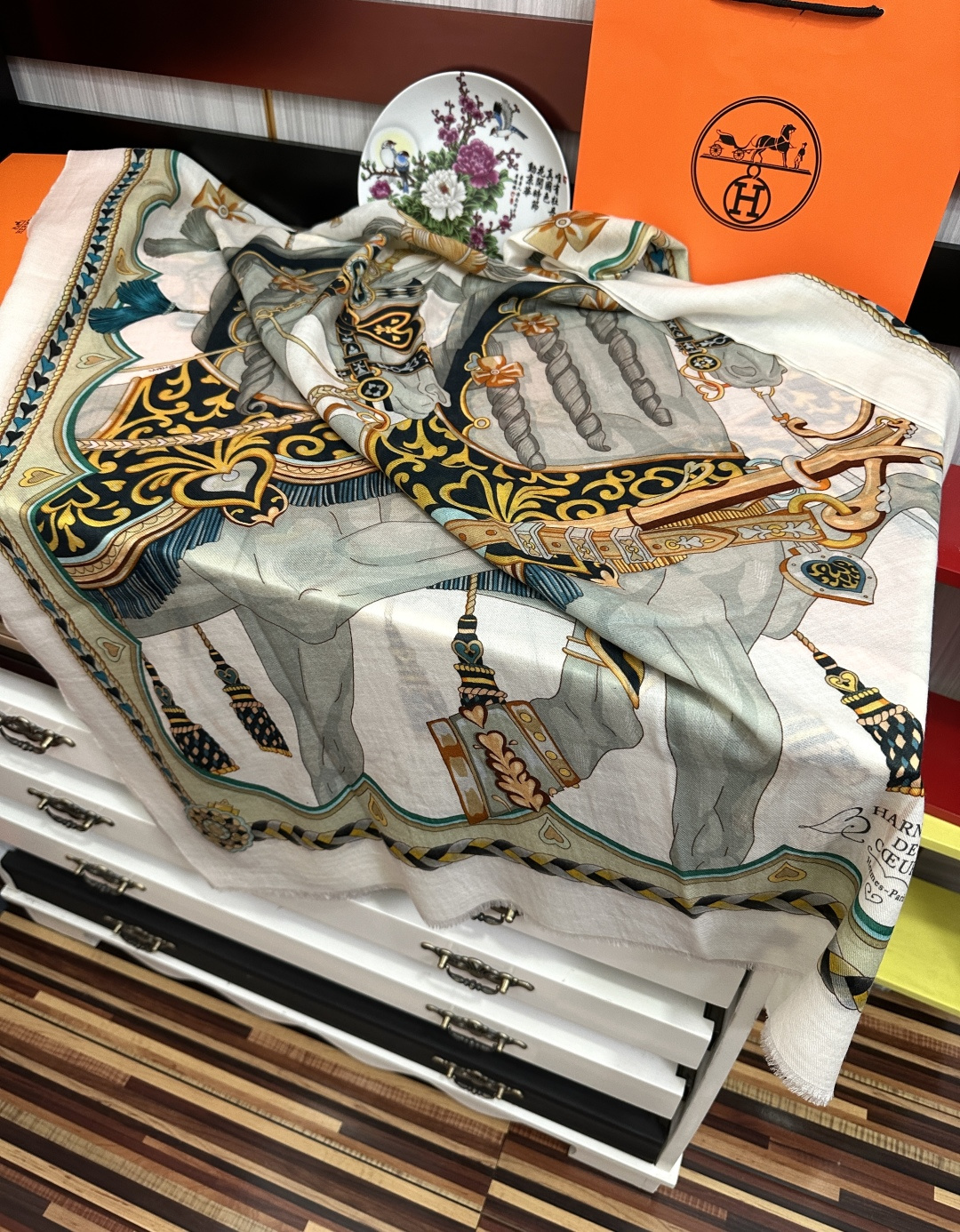 新款羊绒 爱马仕2026 最新款顶级设计太美了，真心赞👍😘💍实物真心美 🎀披肩配以印花💓💃🏻无论设计喷绘