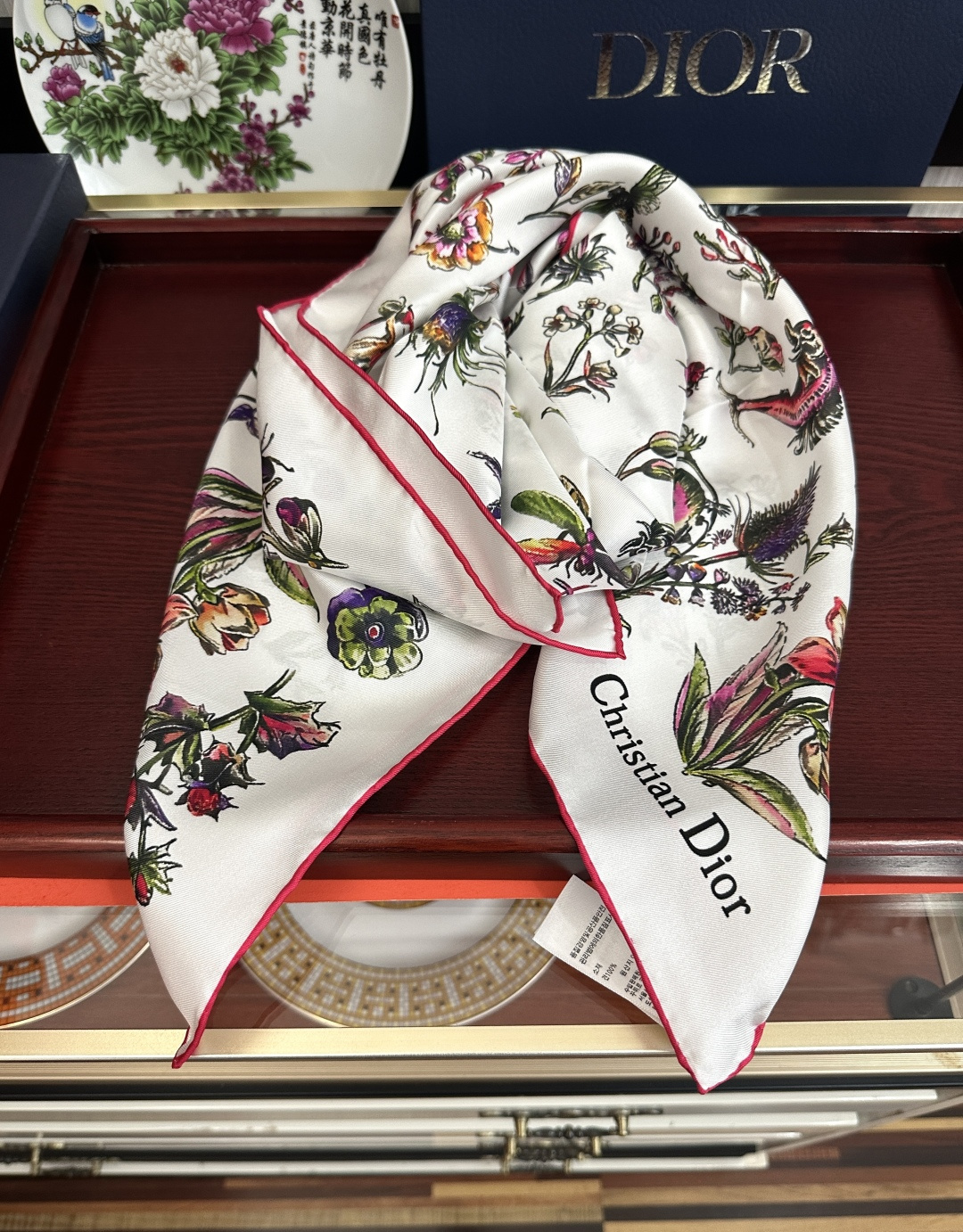 上新Dior 最新款官网同步Camo PaPillon 图案印花[庆祝]以优雅而诗意的设计全新演绎蝴蝶主