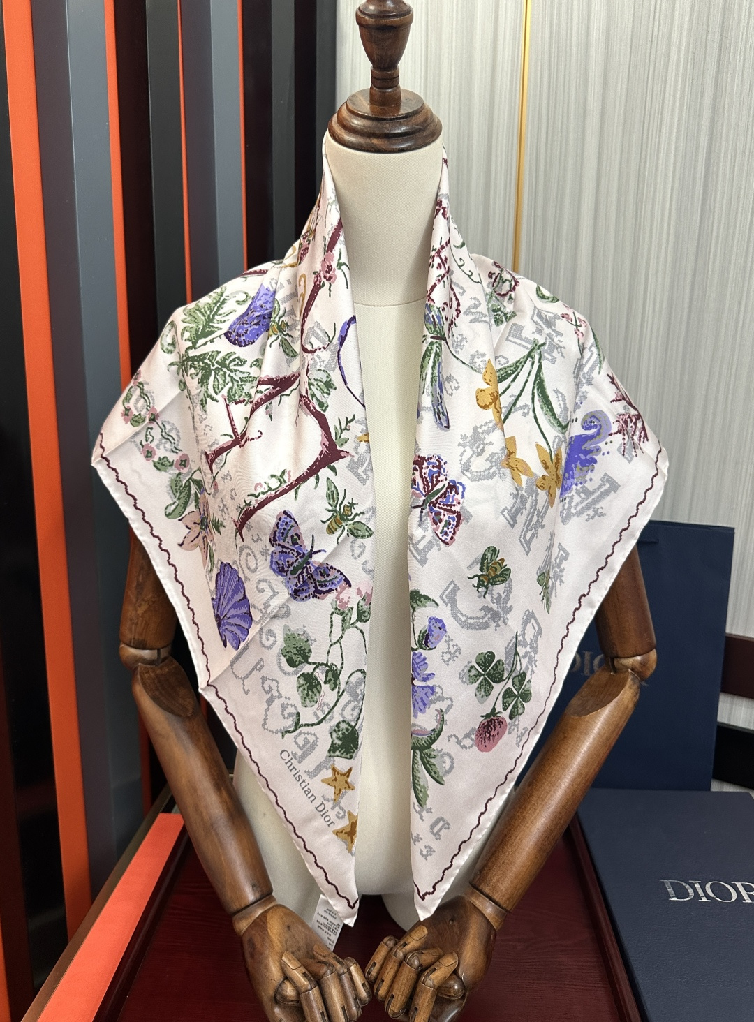 高版本Dior【复古十字绣】这款方巾饰以 Christian 1947 印花[嘴唇]点缀以充满诗情画意的
