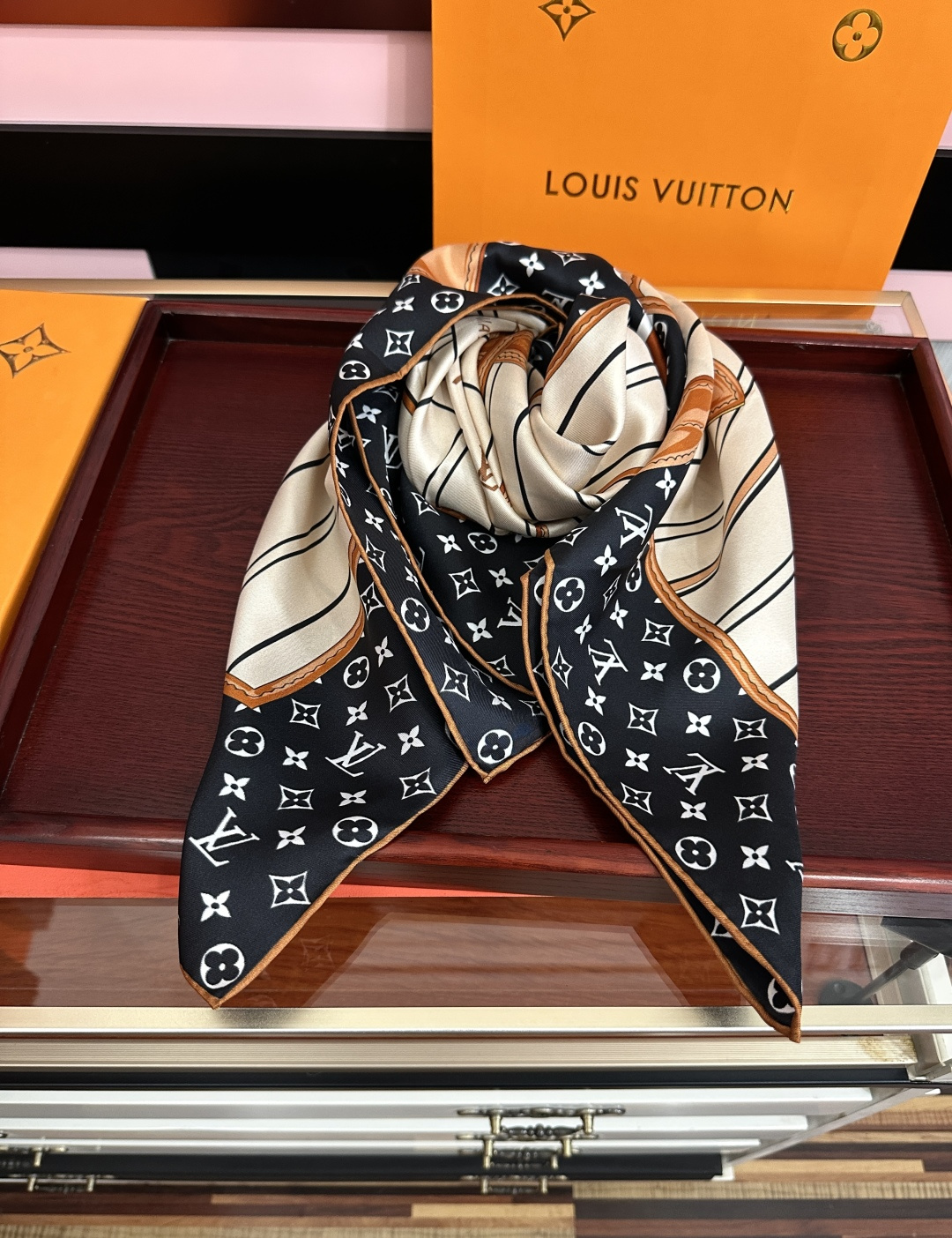 新款。LV gw同步【18mm双面同色顶级真丝】[庆祝]“L家”90典藏方巾通过别致的经典色彩向原创设计