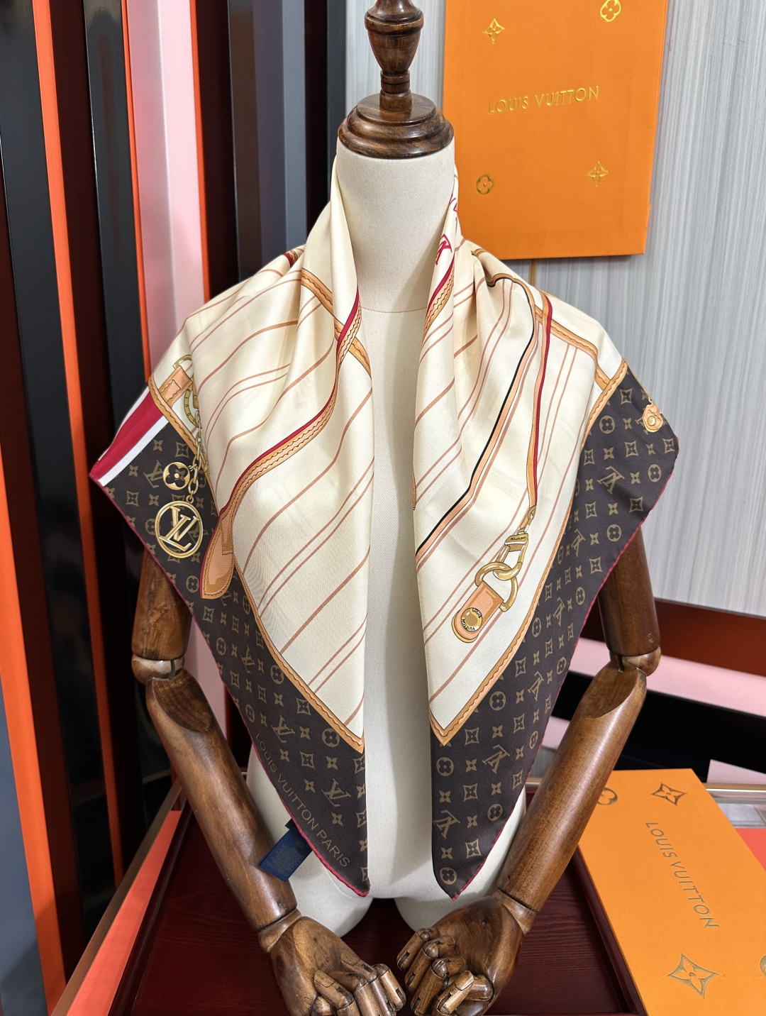 新款。LV gw同步【18mm双面同色顶级真丝】[庆祝]“L家”90典藏方巾通过别致的经典色彩向原创设计