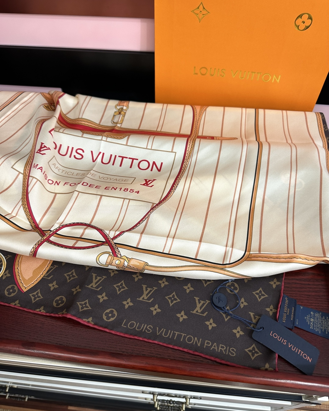 新款。LV gw同步【18mm双面同色顶级真丝】[庆祝]“L家”90典藏方巾通过别致的经典色彩向原创设计