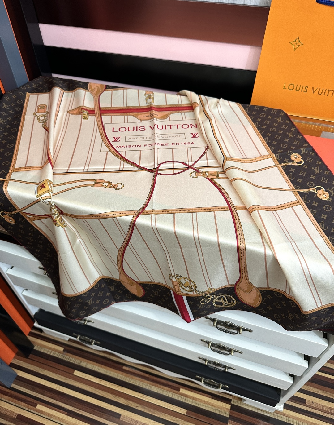 新款。LV gw同步【18mm双面同色顶级真丝】[庆祝]“L家”90典藏方巾通过别致的经典色彩向原创设计