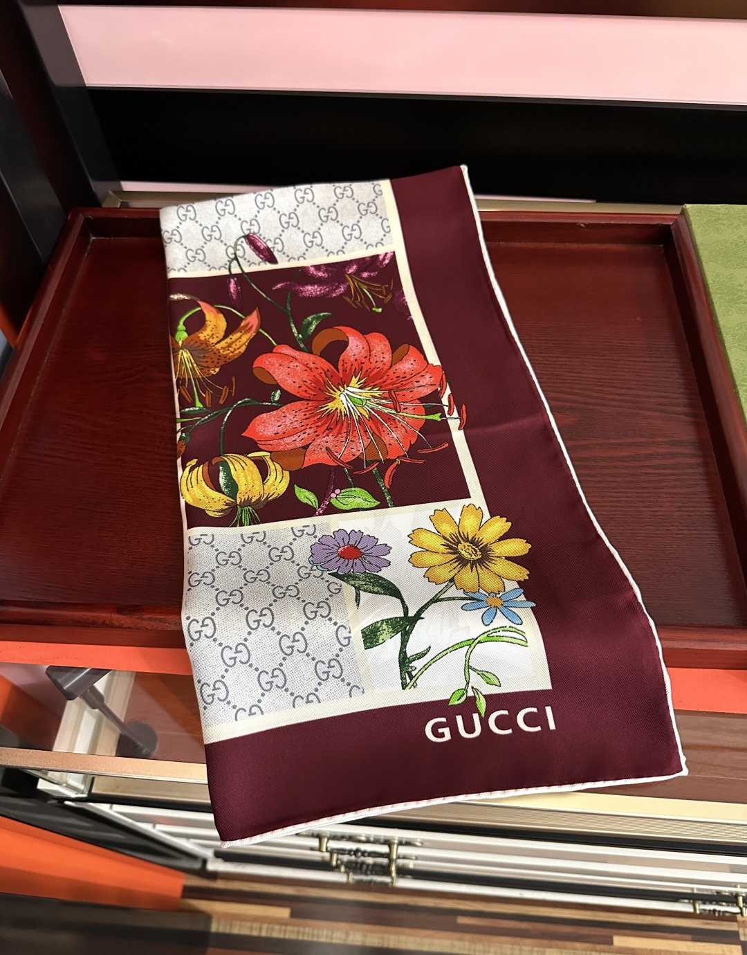 新款Gucci 2026印花双面同色桑品牌桑蚕丝配饰系列秉承经典[强]以华贵材质、精湛工艺与清新色调焕新