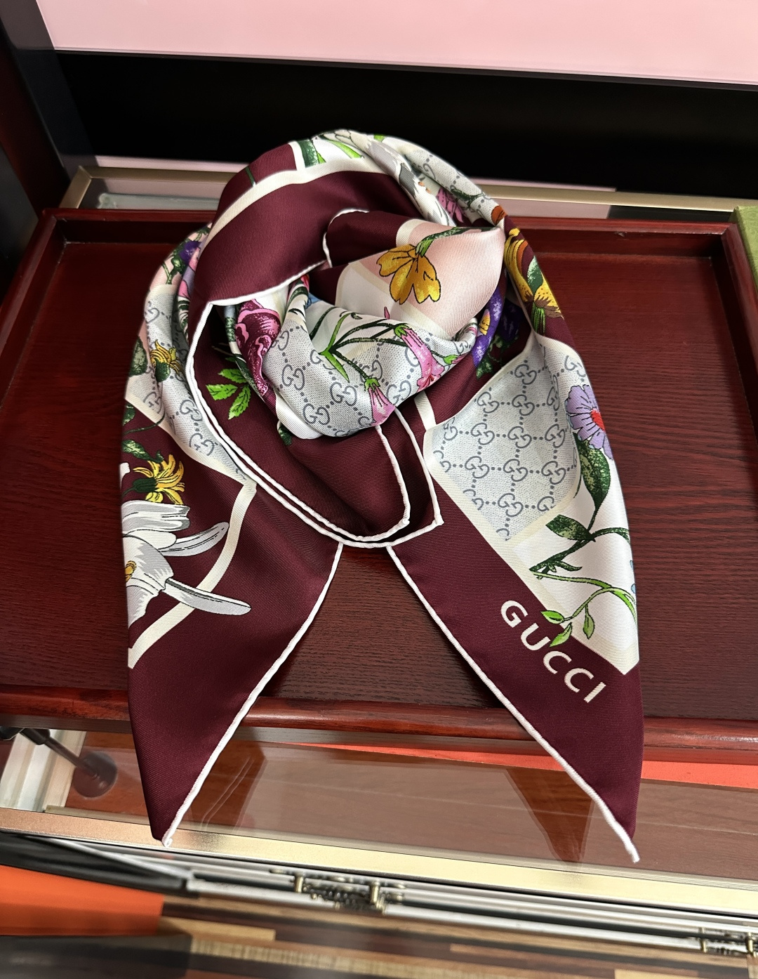 新款Gucci 2026印花双面同色桑品牌桑蚕丝配饰系列秉承经典[强]以华贵材质、精湛工艺与清新色调焕新