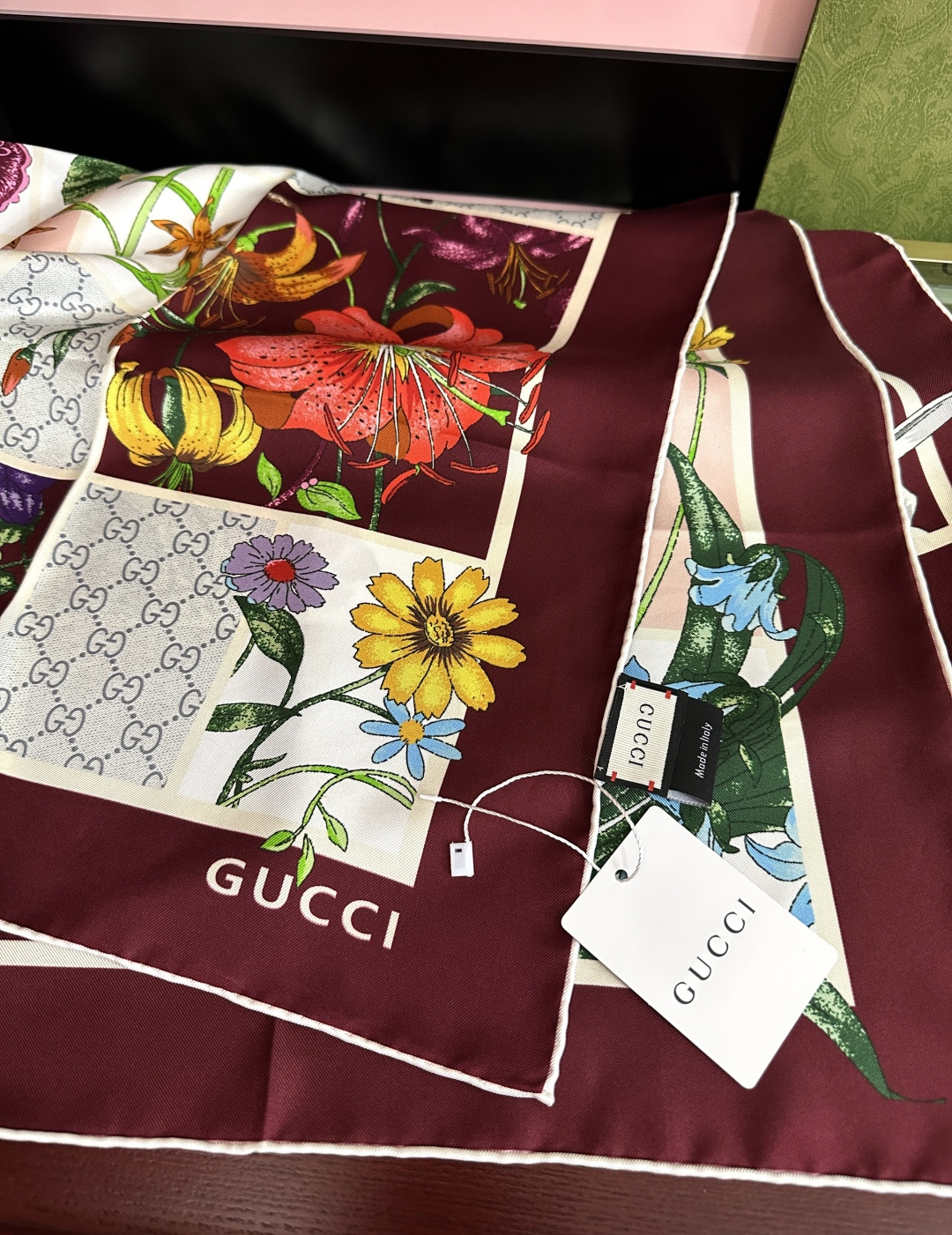新款Gucci 2026印花双面同色桑品牌桑蚕丝配饰系列秉承经典[强]以华贵材质、精湛工艺与清新色调焕新