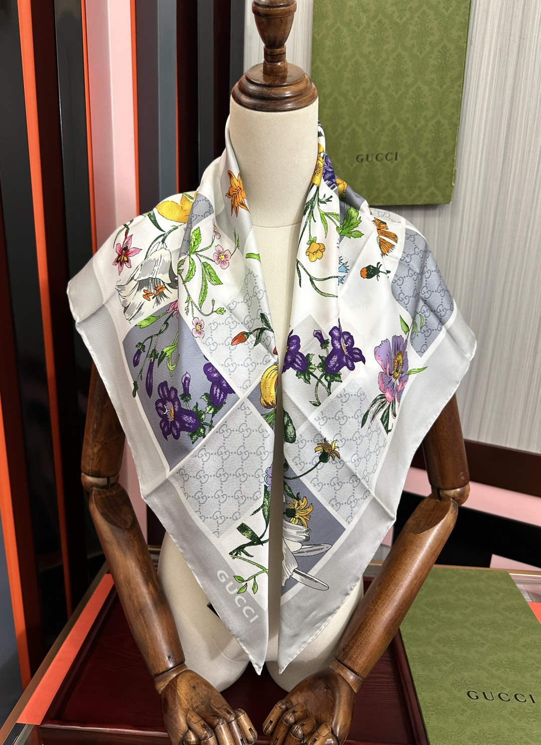 新款Gucci 2026印花双面同色桑品牌桑蚕丝配饰系列秉承经典[强]以华贵材质、精湛工艺与清新色调焕新