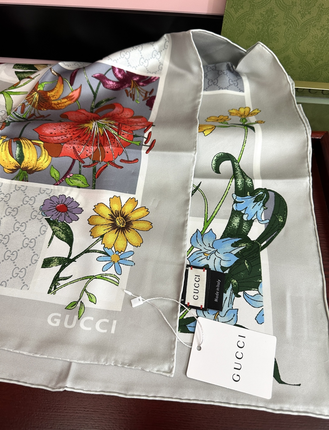 新款Gucci 2026印花双面同色桑品牌桑蚕丝配饰系列秉承经典[强]以华贵材质、精湛工艺与清新色调焕新