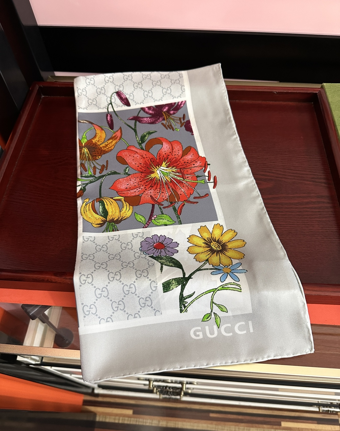 新款Gucci 2026印花双面同色桑品牌桑蚕丝配饰系列秉承经典[强]以华贵材质、精湛工艺与清新色调焕新