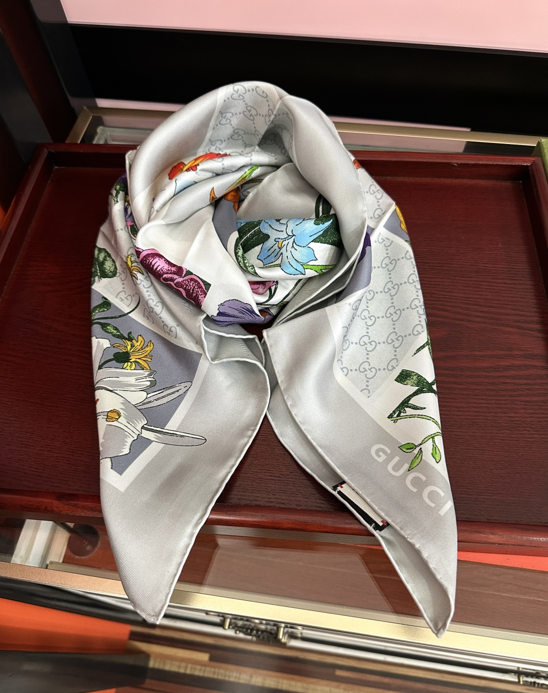 新款Gucci 2026印花双面同色桑品牌桑蚕丝配饰系列秉承经典[强]以华贵材质、精湛工艺与清新色调焕新