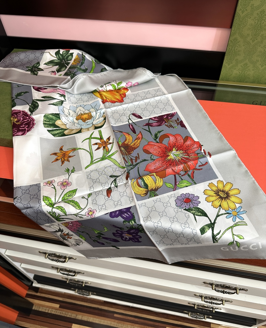 新款Gucci 2026印花双面同色桑品牌桑蚕丝配饰系列秉承经典[强]以华贵材质、精湛工艺与清新色调焕新