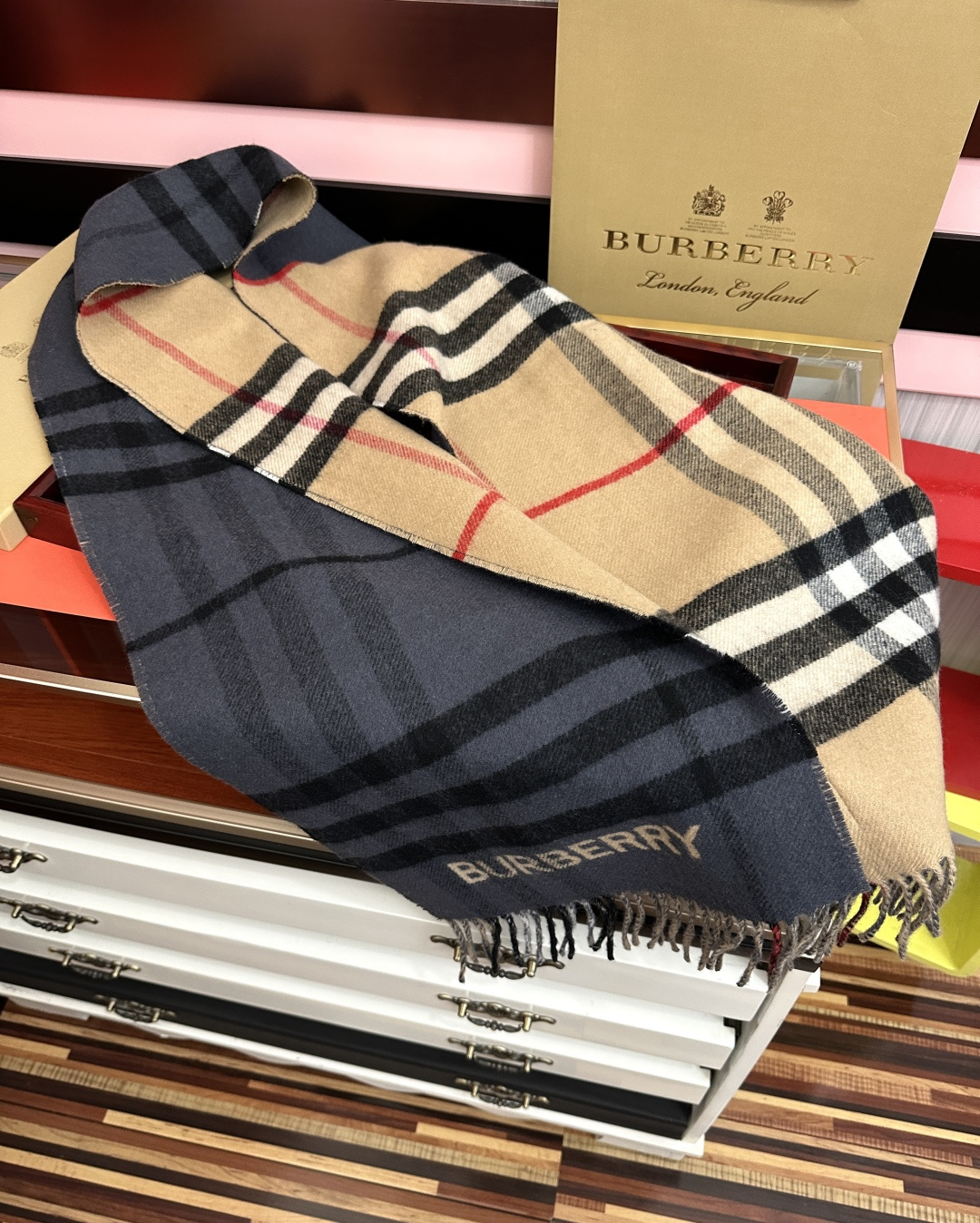 巴宝利 B家这款男女士围巾🧣面料非常满意~手感真的好到不行[得意]寒冬贴脖子围真的舒服软糯又保暖👍相信我